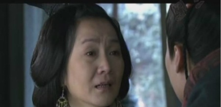 曹操正妻卞夫人为何对曹丕成为继承人感到担忧？