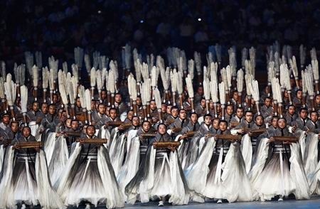 战国白玉人及复原图:中国春秋战国时期服装的特点