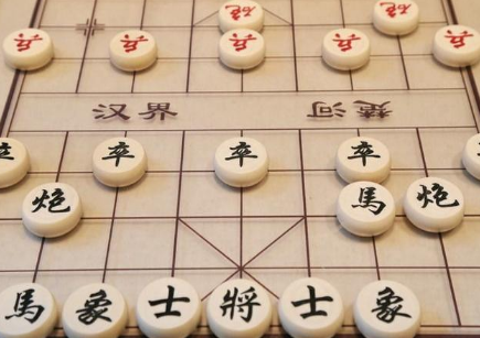 象棋中的楚河汉界在什么地方其中的排列循序有什么讲究呢