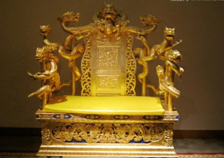 皇帝坐的龙椅看上去金灿灿的到底是什么材料做的呢