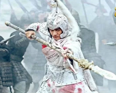 在中国历史上,有过三位白袍将军,他们个个都是顶天立地的无双战神