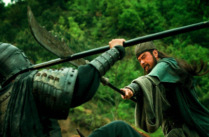 古代武将对决的时候为什么劈砍的一方不横着滑一下 难道条件不允许吗